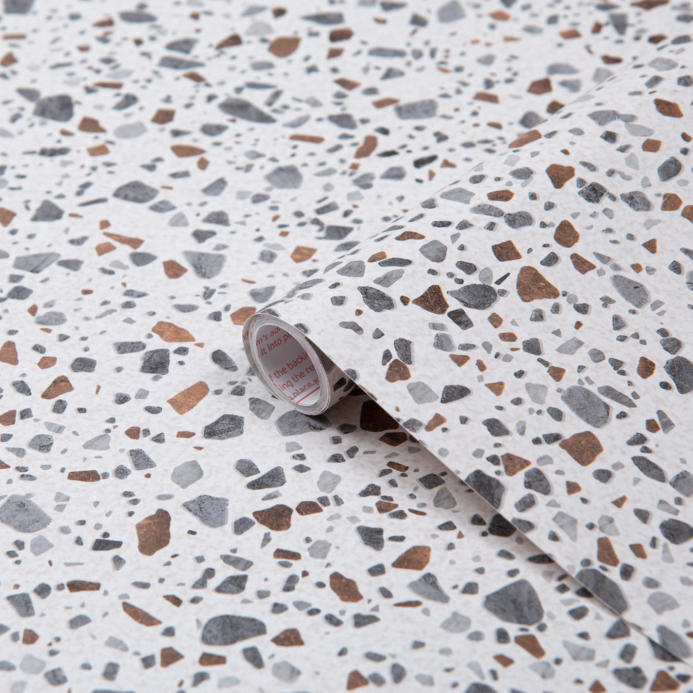 Terrazzo XL kontaktplast imiterer terrazzo og gir et friskt preg av stein. Passer godt til møbler, vegger, kjøkken og baderom.