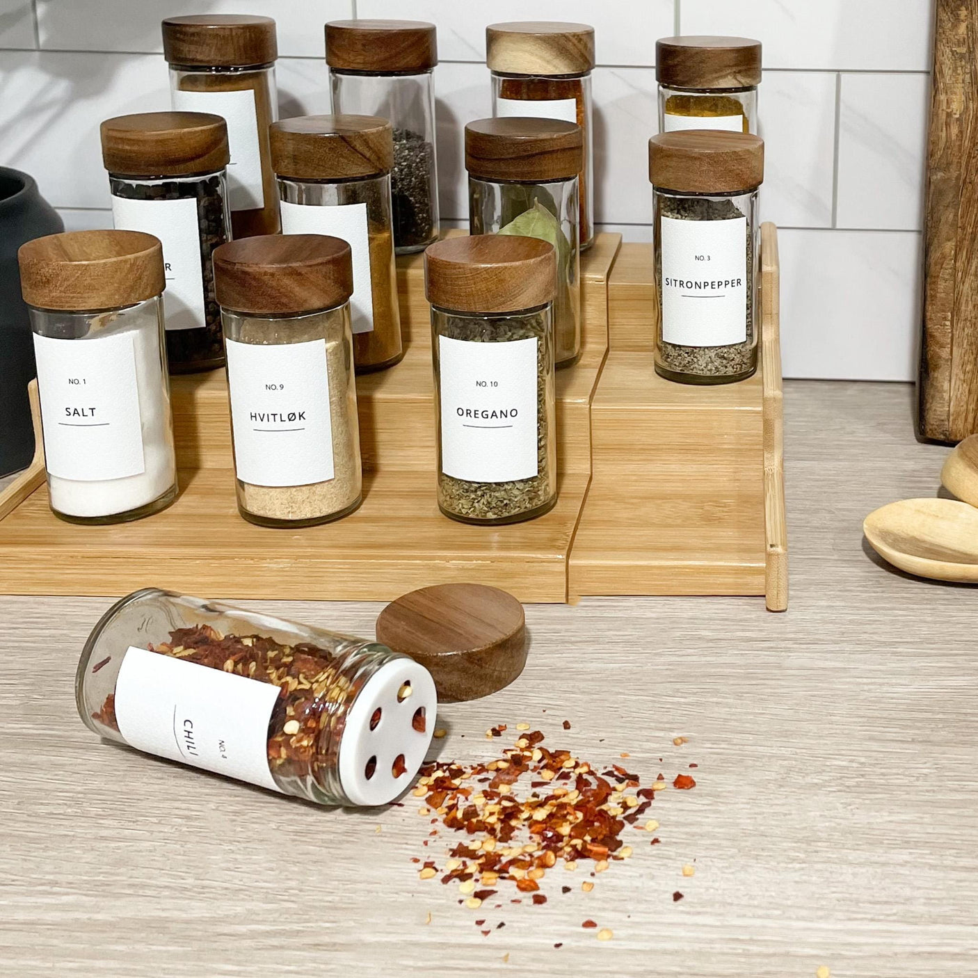 Bambus krydderstativ til benk – praktisk oppbevaring av krydderglass