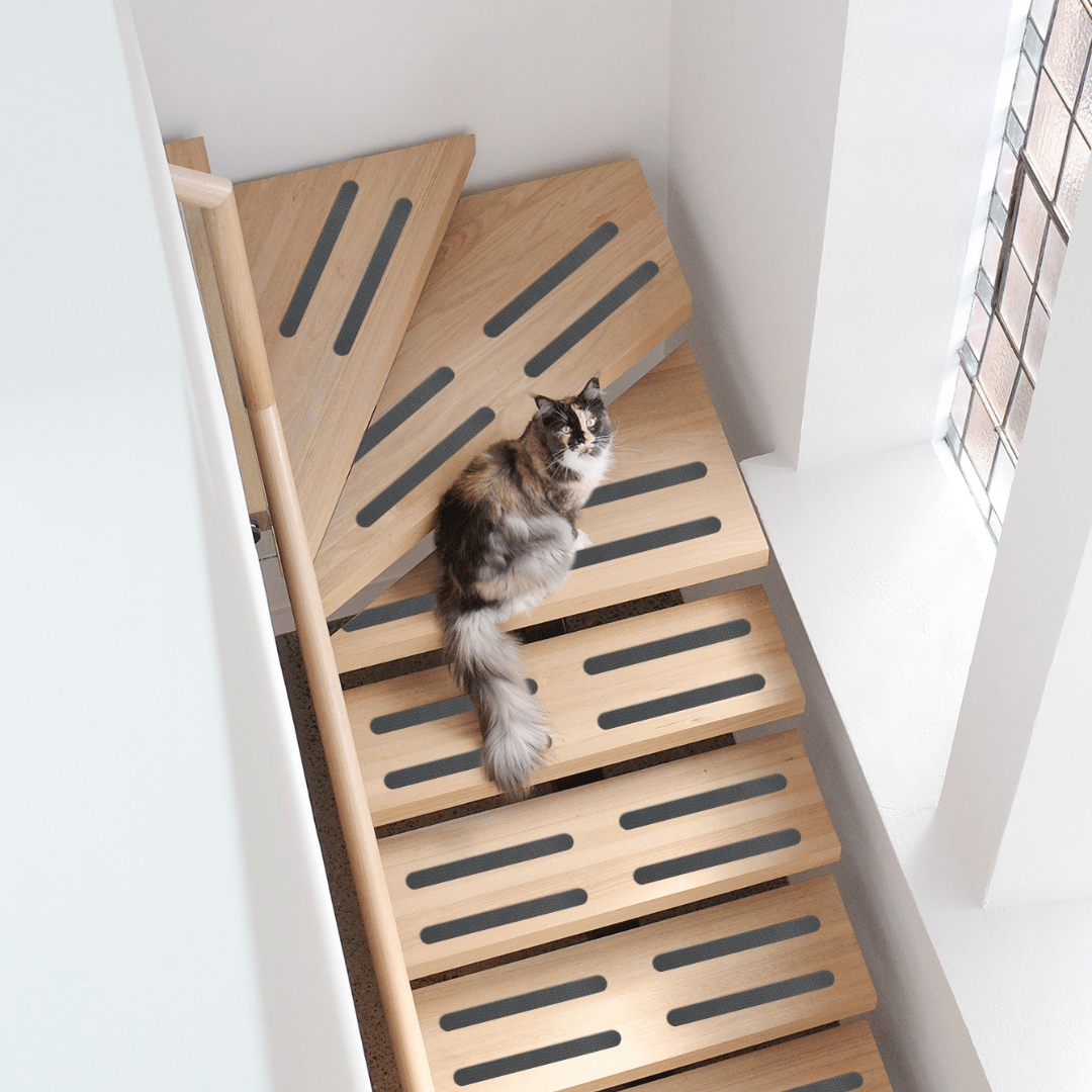 Antiskli trappestrips i svart for tretrapp – selvklebende sikkerhetsløsning som gir bedre grep og tryggere trapper for både barn og kjæledyr.