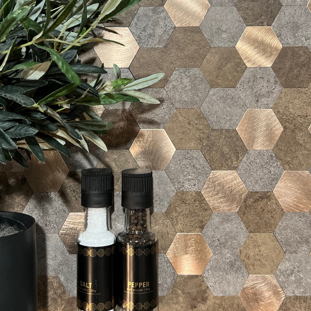 Selvkleberende hexagonfliser i varme jordtoner fra Lindas Dekor.