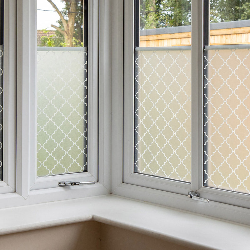 Stilfull innsynsskjerming med dekorativt mønster for hjem eller kontor.