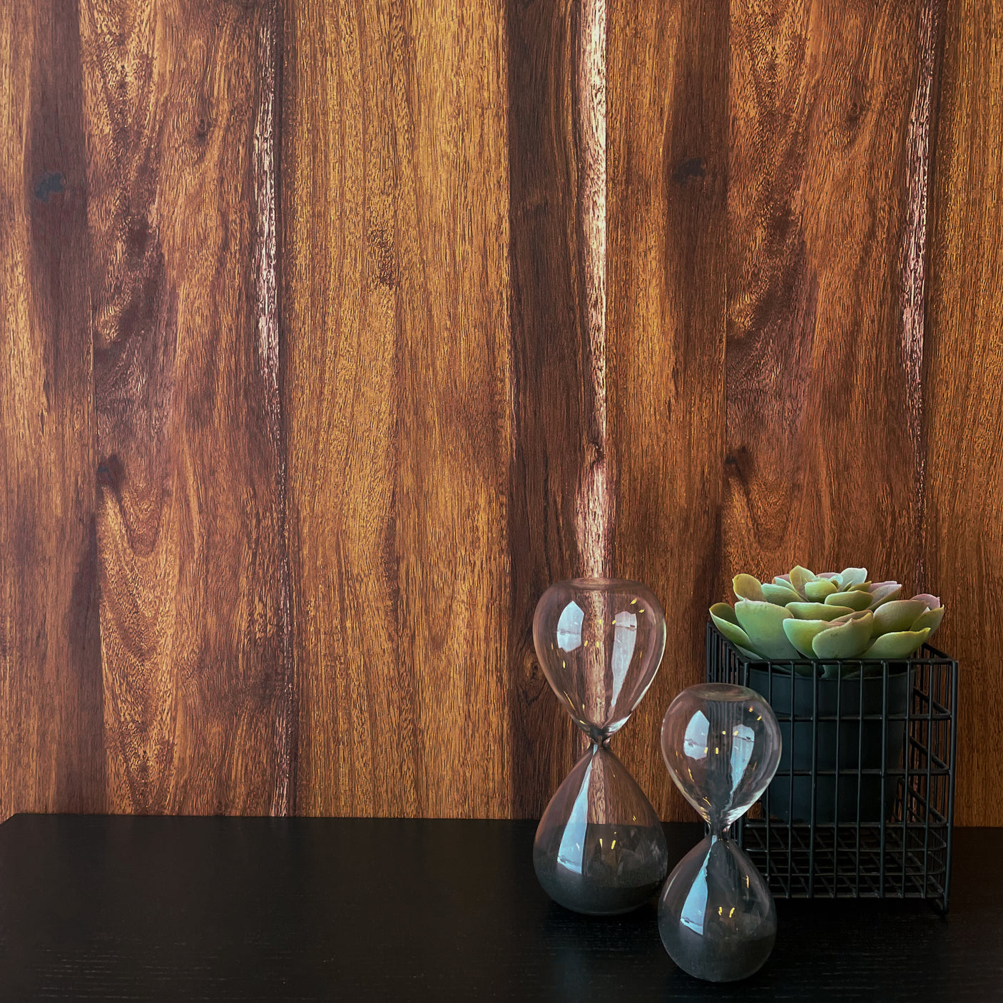 Premium Aspen eik kontaktplast er en bestselger som imiterer varme toner av eik i treverk. Passer til hytte, kjøkken og på møbler.