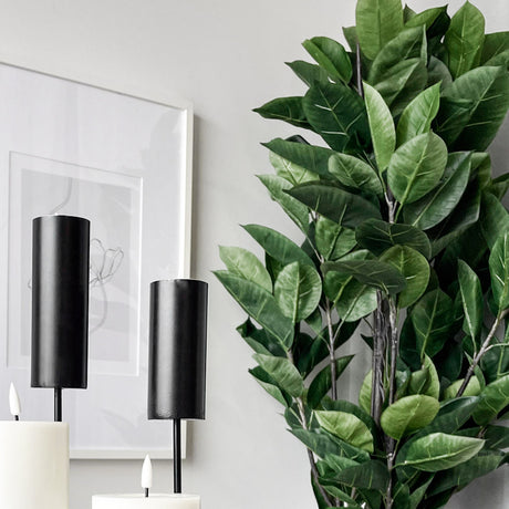 Dekorativ kunstig Fikus Robusta plassert i lys stue