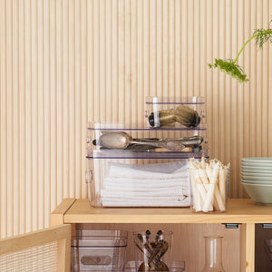 SmartStore Compact Clear oppbevaringsboks på benk med plante