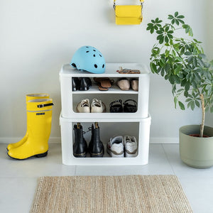 Barn som leker ved SmartStore Module hylle i hvit