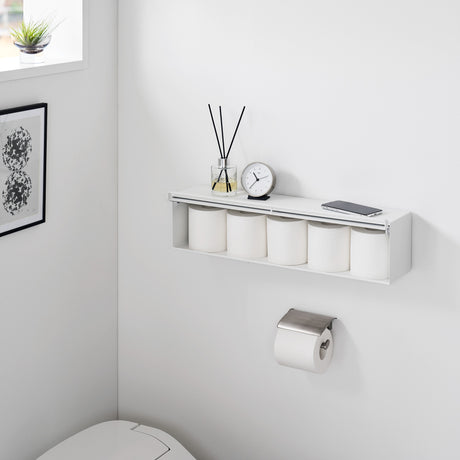 Hvit plastboks montert på vegg for praktisk organisering.