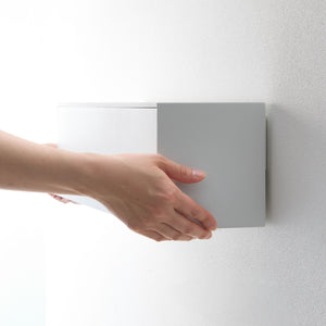 Hvit vegghengt oppbevaringsboks montert på baderomsvegg.