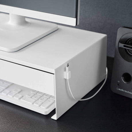 Skjermstativ med integrert skuff og kabelhåndtering til hjemmekontor