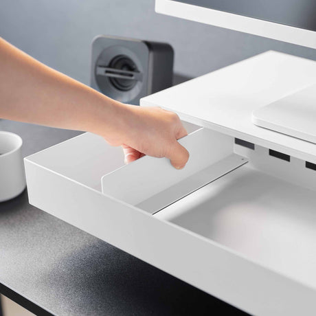 Minimalistisk skjermstativ med skuff for organisering av skrivebord