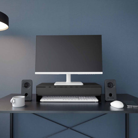 Skjermstativ til kontorpult i sort med skuff for penner og ladere