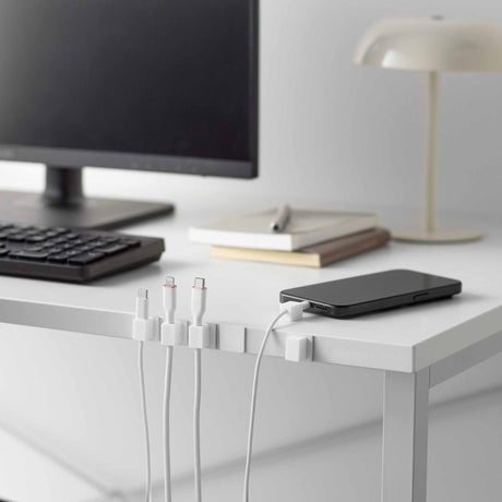 Kabelstyring med silikonholder og stålbase for enkel tilgang til kabler