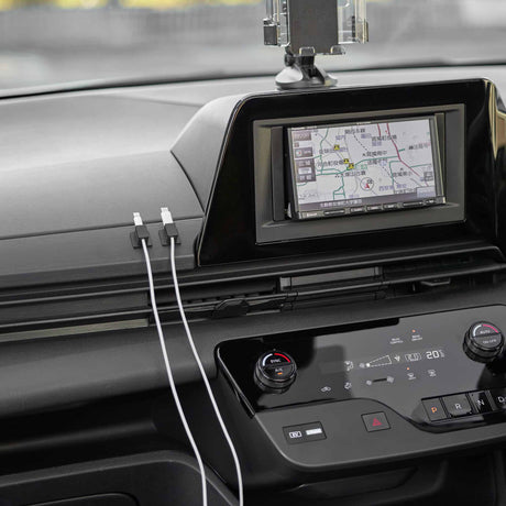 Kabelorganisator i sort med magnetisk feste til hjemmekontor og arbeidsplass