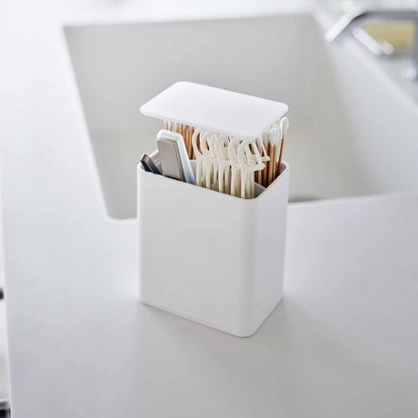 Oppbevaringsboks med halvtransparent lokk brukt på bad eller sminkebord