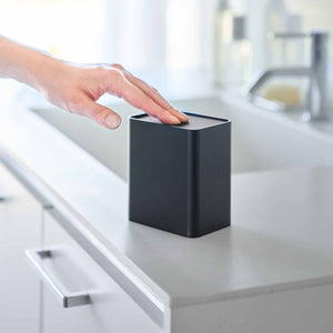 Sort småoppbevaring med tonet lokk til bomullspinner og små nødvendigheter