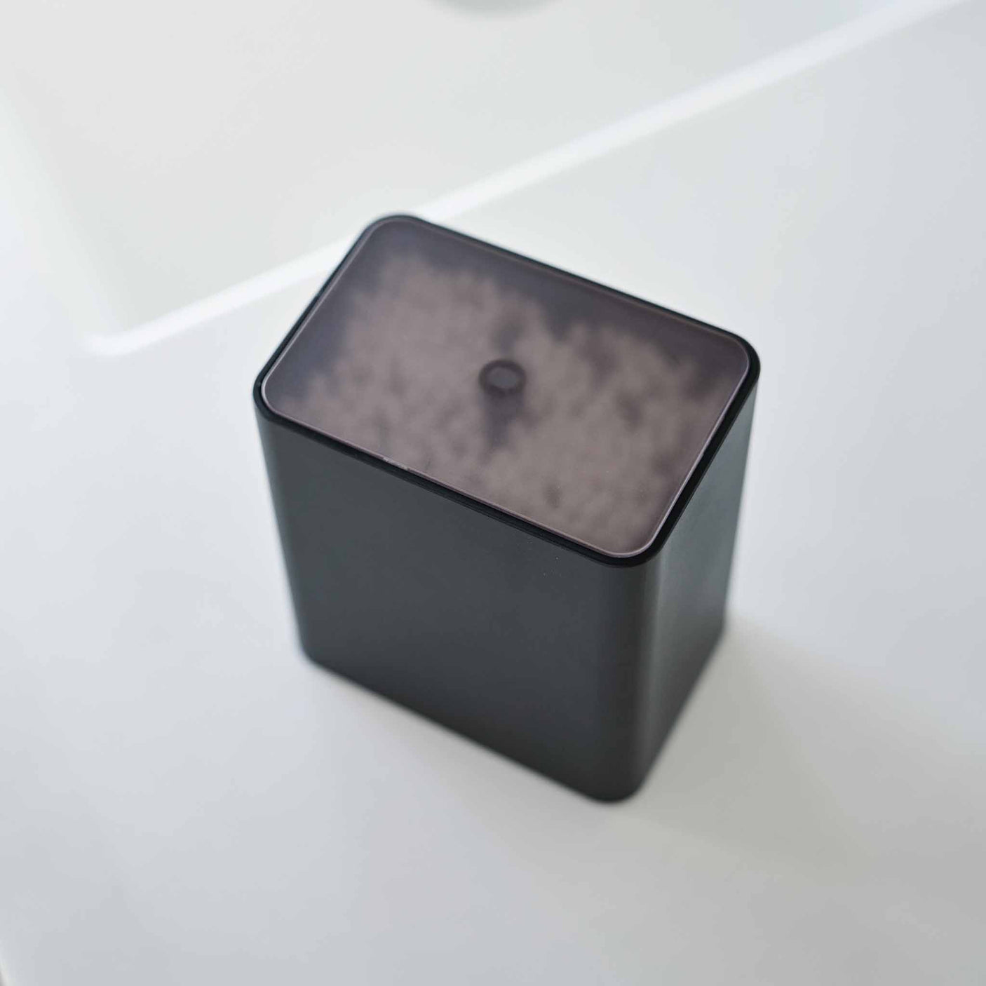 Sort organiseringsboks med lokk til ryddig oppbevaring av småting