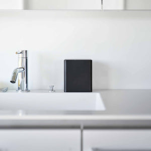 Moderne småoppbevaring i sort utførelse med fire rom og smart åpning