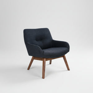 London Lounge stol i mørk blå tekstil med valnøttben – frontbilde