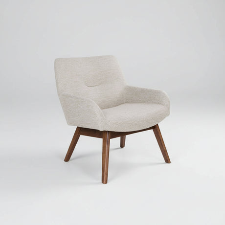 London Lounge stol i sandfarget tekstil med valnøttben – frontbilde