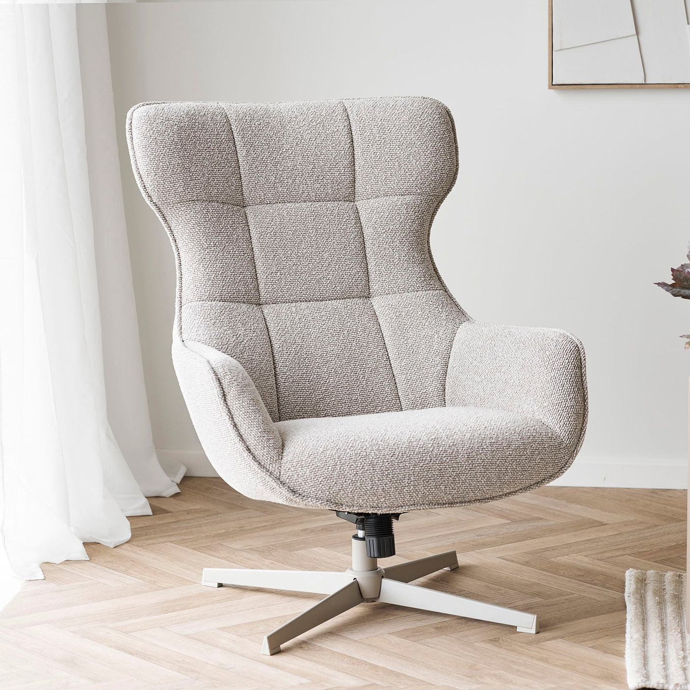 Turin Lounge Stol i naturel tekstil plassert i moderne stue.