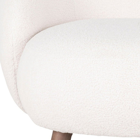 Hvit loungestol med matchende puff og treben i valnøtt look