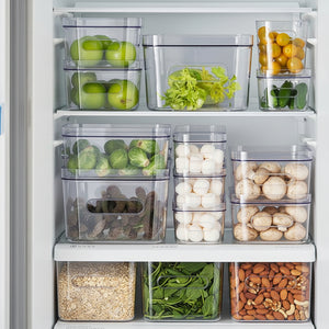 Klar plastboks til organisering i kjøleskap og skap