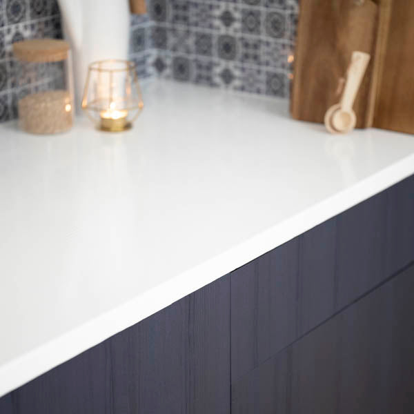 Prov: Unilackerad vit högblank kontaktplast