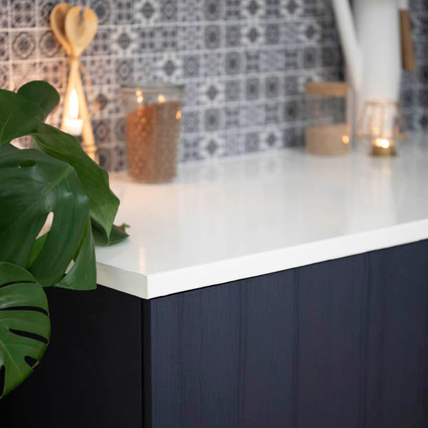 Prov: Unilackerad vit högblank kontaktplast