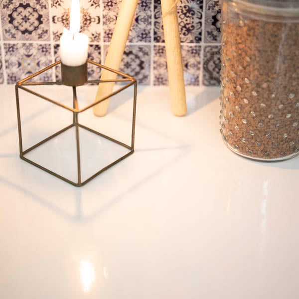 Prov: Unilackerad vit högblank kontaktplast