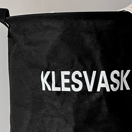 Moderne tøjvaskkurv med tekst på forsiden