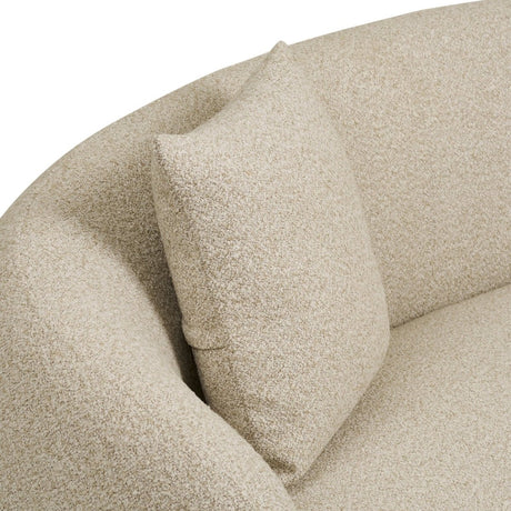 2,5-seters sofa Hawkes i sand – trukket i polyester med reisverk i furu