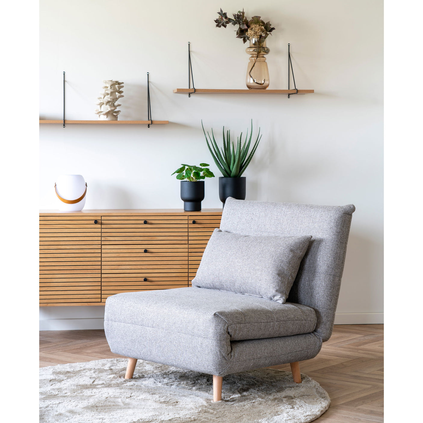 Marlow grå sovesofa med naturben plassert i moderne stueinteriør.