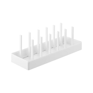 Oppbevaringsboks for gryter og lokk med justerbare skiller i hvit plast.