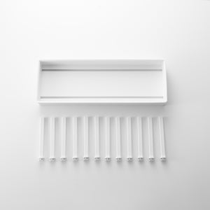 Gryte- og pannestativ med sklisikker bunn for organisert oppbevaring.