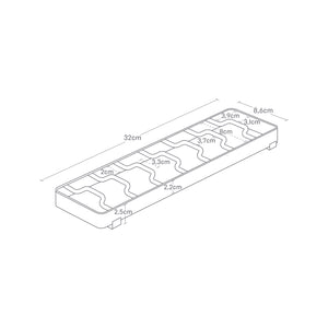 Organiseringsstativ i hvit plast for skåler, tekopper og små tallerkener.