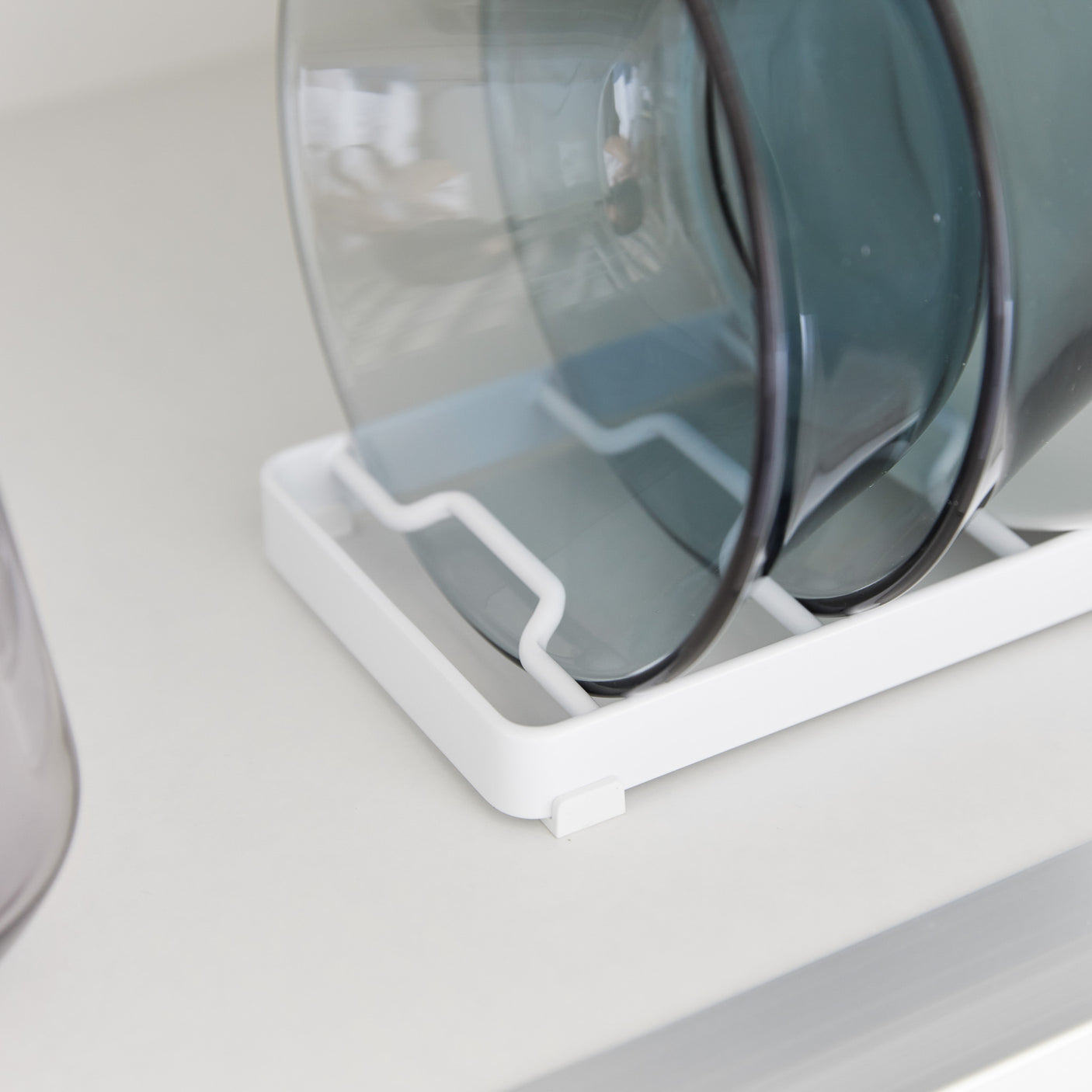 Hvit skålstativ med seks store skåler plassert side om side på kjøkkenbenk.