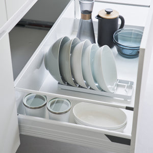 Organiseringsstativ for kjøkken med plass til skåler og små serveringsboller.