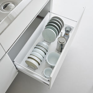 Plassbesparende hvit skålholder med seks rom og sklisikre silikonføtter.