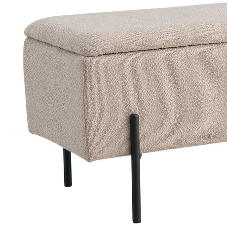 Bouclébenk i rolige farger integrert i lyst og luftig miljø.