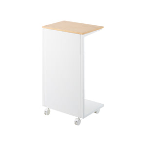 Sidebord med lys treplate og hvit ramme brukt som nattbord på soverom.