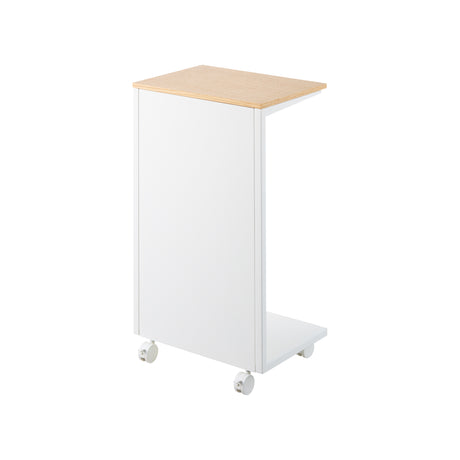 Sidebord med lys treplate og hvit ramme brukt som nattbord på soverom.