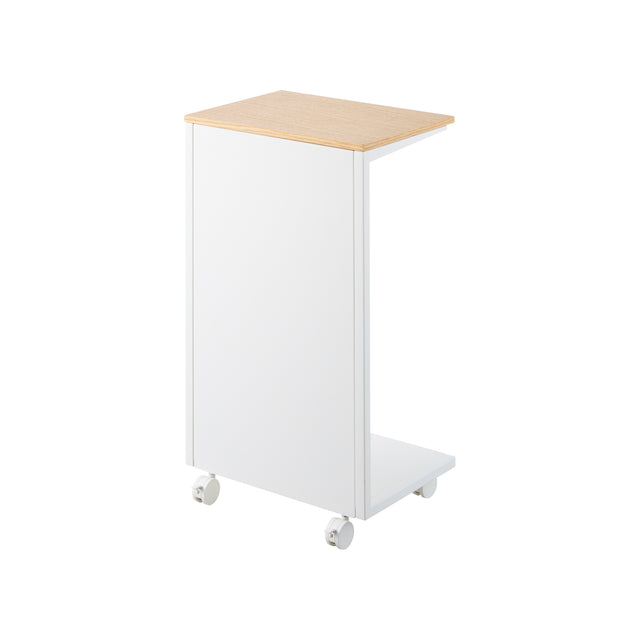 Sidebord med lys treplate og hvit ramme brukt som nattbord på soverom.