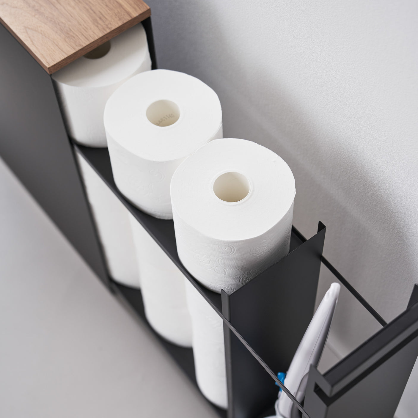 Flyttbar sort oppbevaringshylle med treplate brukt i gang eller vaskerom.