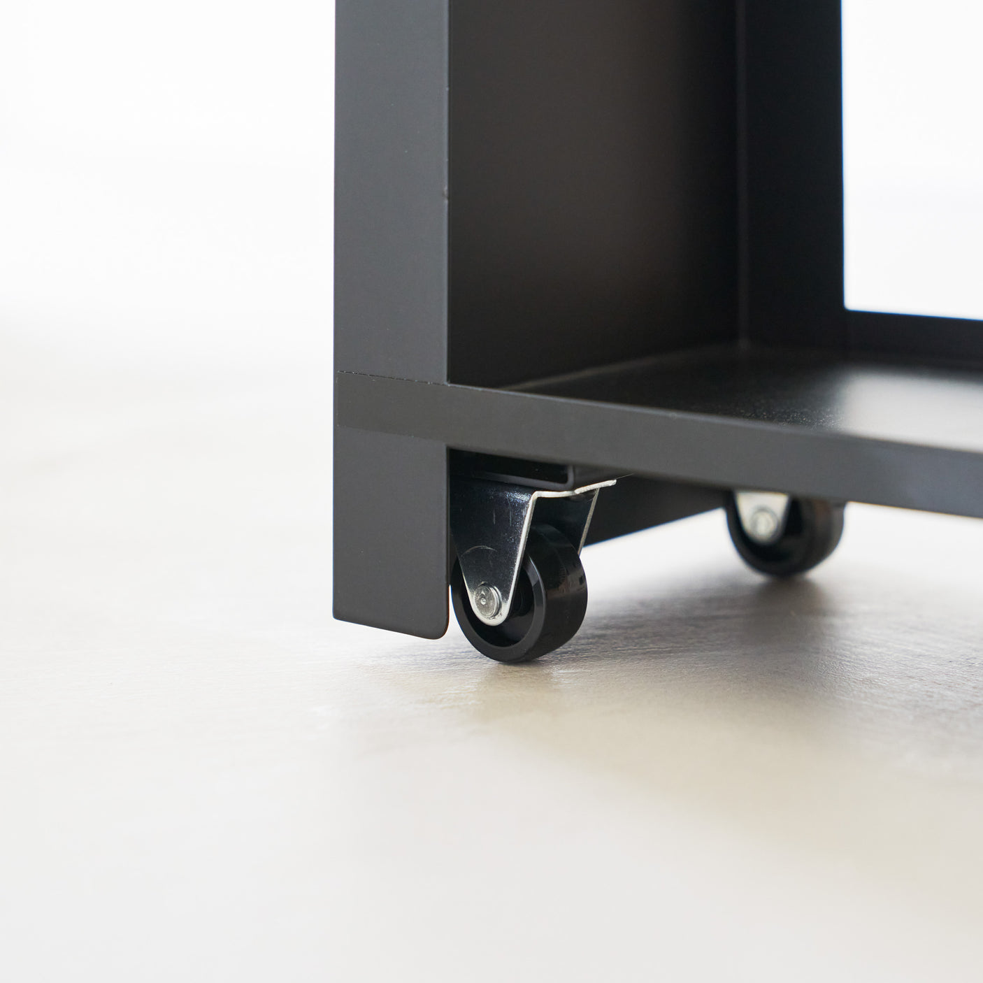 Oppbevaringshylle med hjul og treplate brukt til oppbevaring av husholdningsartikler.