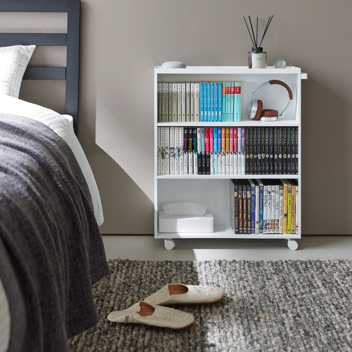 Detaljbilde av hvit oppbevaringsvogn med tre åpne hyller.