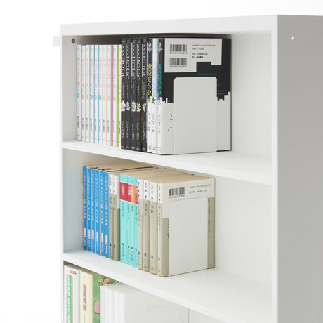 Hvit oppbevaringsvogn plassert i stue med bøker og planter på hyllene.