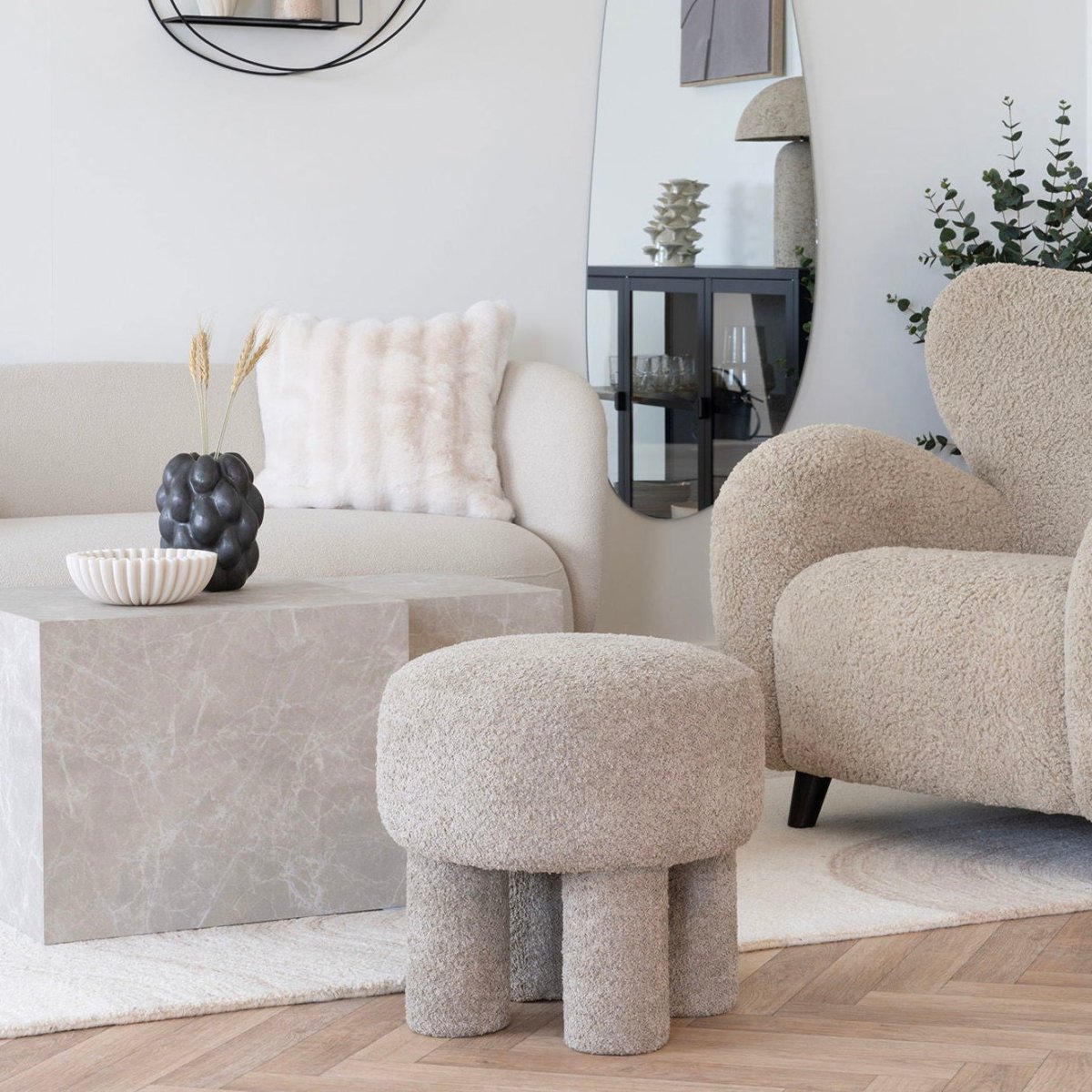 Sandpuff Canberra puff i mørk sand teddy 43 x 43 cm – Lindas Dekor