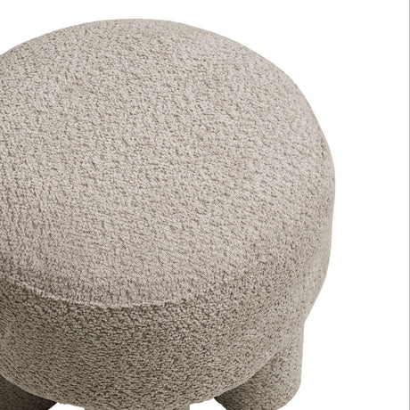 Rund puff i mørk sand med myk teddytekstur og markerte ben