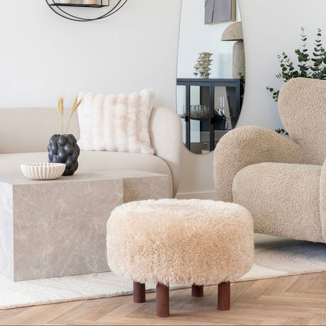 Detaljbilde av myk fuskepelstekstur på Inverness puff