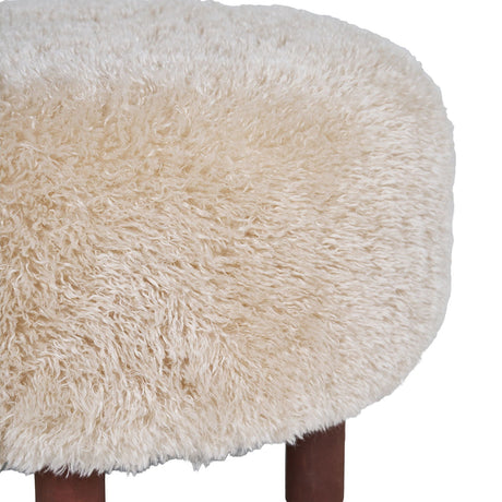 Rund puff med myk fuskepels og brune treben