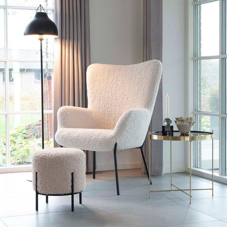 Hvit puff 35,5 x 37 cm brukt som ekstra sitteplass i stue